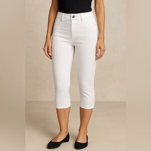 NWT Yelete White Capris for Women